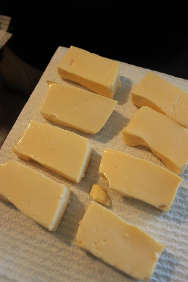 若要下鍋煎~切片後用廚房紙巾壓乾表面水分