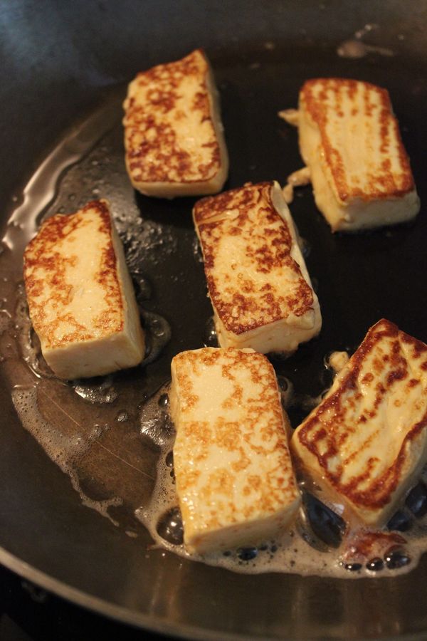 入鍋煎香~自製的雞蛋豆腐非常好上色