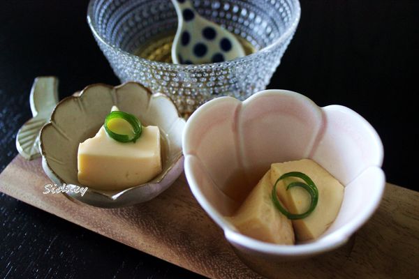 若吃冷的~當開胃菜~可以將日式醬油與水1:1調好~將豆腐放入小容器中~淋入醬汁~也是一道清爽的開胃涼菜