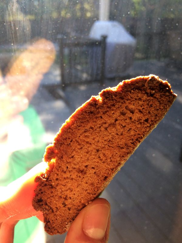 拿出烤好的義大利脆餅，放涼後即可享用！