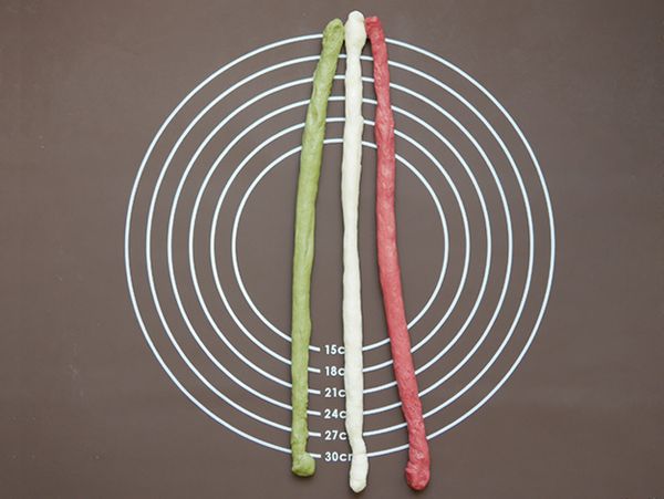 剩下的紅綠麵糰比照上述造型作法製作並蓋上保鮮膜備用。