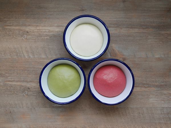 取出麵團平均分成三個麵糰，取其一麵糰加入用5g抹茶粉+8g的溫水(可增減)攪拌均勻的液狀抹茶粉液，放入麵包機容器裡用『30(烏龍麵糰)』模式揉打5~10分鐘左右揉成抹茶麵糰，再取其一麵糰加入用5g紅麴粉+8g的溫水(可增減)攪拌均勻的液狀紅麴粉液，放入麵包機容器裡用『30(烏龍麵糰)』模式揉打5~1