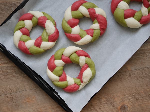 將做好造型的麵團擺放在烤盤上，並以烤箱發酵功能進行二次發酵約40-50分鐘，直到變成1.5-2倍大即可。