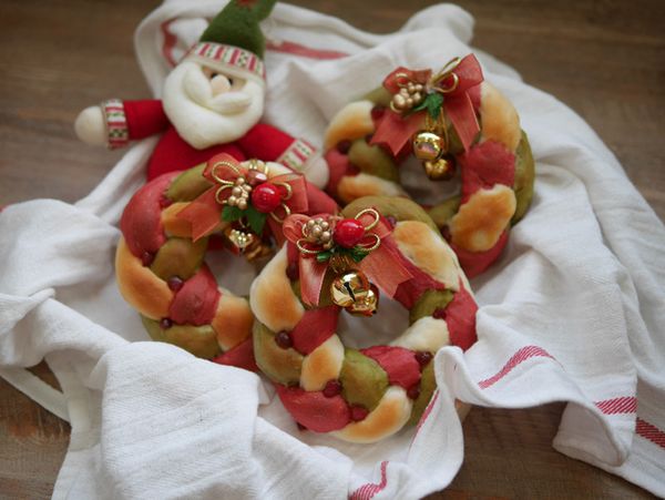 出爐放涼後，綁上鍛帶和裝飾品後就完成繽紛又吸睛的彩色聖誕花圈麵包囉！