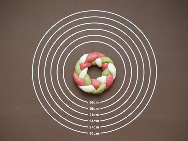 將辮子狀的麵團圍成圈圈狀並頭尾收合。