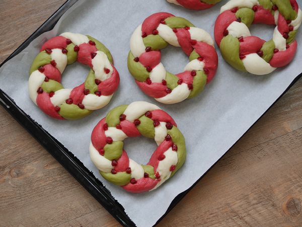 取出二次發酵完的麵糰，放上適量切小塊的蔓越莓乾，放入預熱好的烤箱中層以180℃上下火烤15~20分鐘(視各家烤箱溫度而定) 。