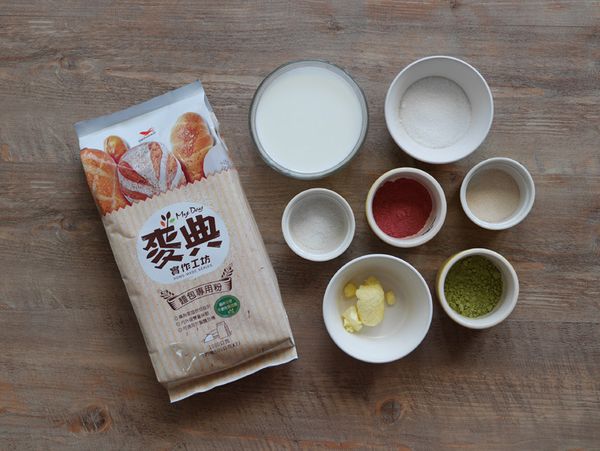 等15分鐘揉打結束，這時加入奶油。接著再度選取一次模式『30(烏龍麵糰)』模式按"開始"，再讓機器揉打至麵團完全光滑。 二次揉打的目的是藉此將麵團打出薄膜使烤出來的麵包體組織更細緻，因此進行第二次的『30(烏龍麵糰)』模式揉打時，10分鐘左右見麵團已呈現光滑狀即可關機取出。