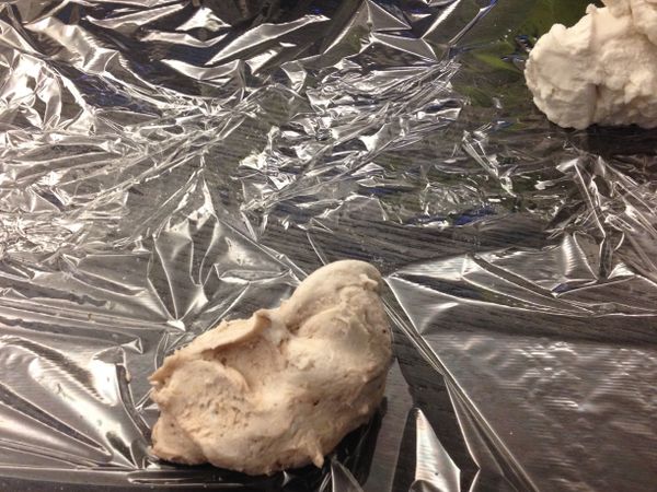 買市售的生糯米團
取部份加入紅豆粉搓揉至顏色均勻