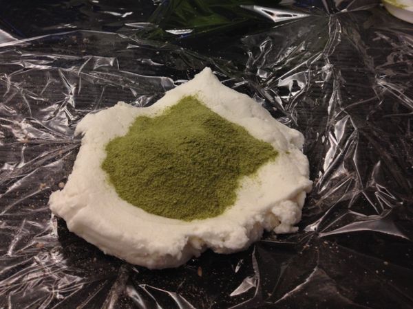 再取另ㄧ塊生糯米團
加入抹茶粉（日本購入）搓揉均勻上色