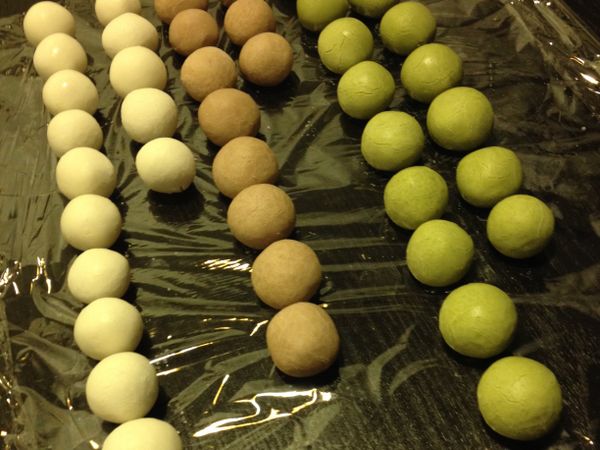 白色（基本款）
綠色（抹茶版）
紅色（紅豆版）
熱水煮至三色湯圓浮起來
有漂亮的透明光澤
撈起備用