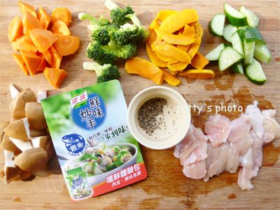 將所有食材滾刀切小塊，大小一致，雞胸肉切薄片。