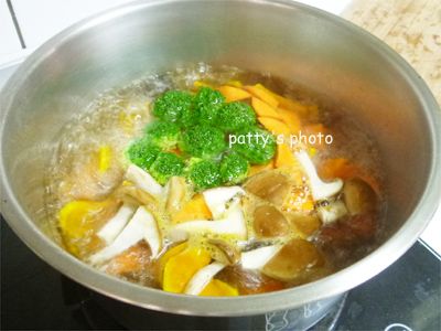 備一鍋水煮滾，先放入紅蘿蔔大火煮，約一分鐘後再放入南瓜、花椰菜和香菇，待所有食材熟後撈起瀝去水份。再將雞胸肉片放入，汆燙熟撈起。為保持小黃瓜的脆口不下鍋煮，利用其他食材的熱氣溫熱就可。