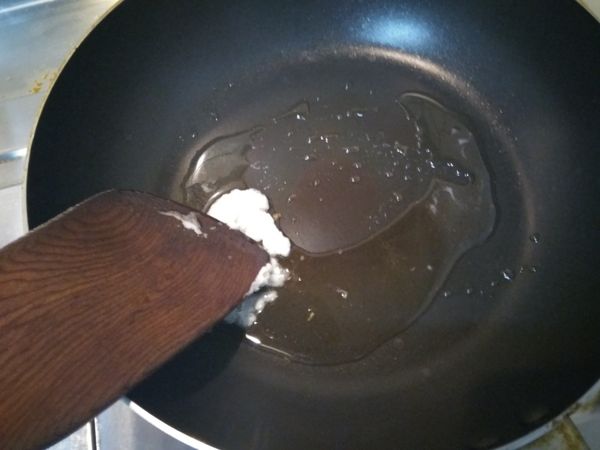 加平底鍋，放入豬油，讓它融化。