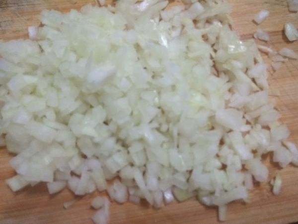 洋葱去老皮，切去頭尾，取二分之一顆，先在洋葱上切出數道直刀，再切數刀橫刀，最後直接切成末備用。 切成末容易煮熟，也容易釋出香氣。