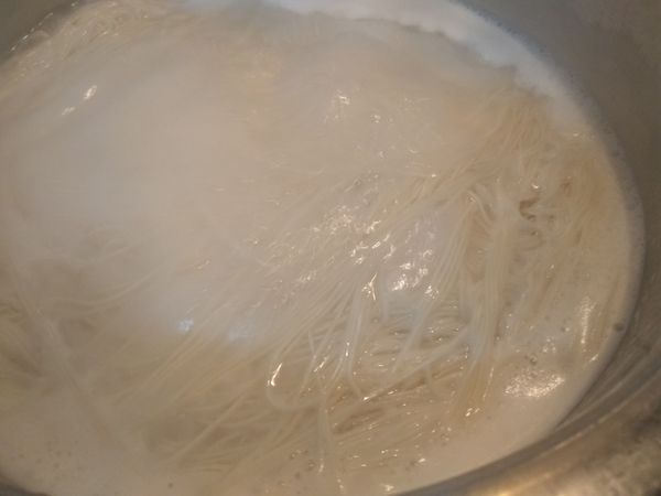 煮一鍋水，水沸騰後將麵線拆散放入煮，記得不要一整束直接下，容易在煮的時候麵線巴在一起，最後煮出來的麵線糊糊的，當水再次沸騰時，下半碗的水，第二次沸騰就可以撈出來了。