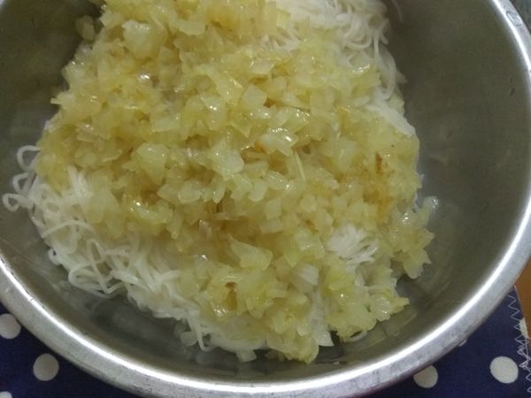 加入炒好的豬油洋葱末和鹽巴（如果你買到的麵線是很鹹的那種，就不要再加鹽巴了）將所有食材拌勻。