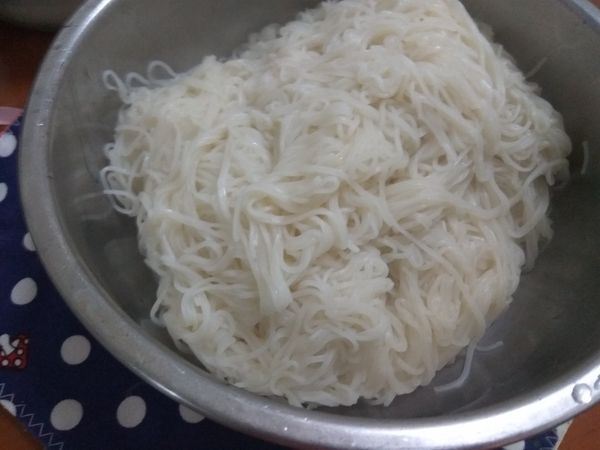 麵線煮好後，撈出瀝乾水份。