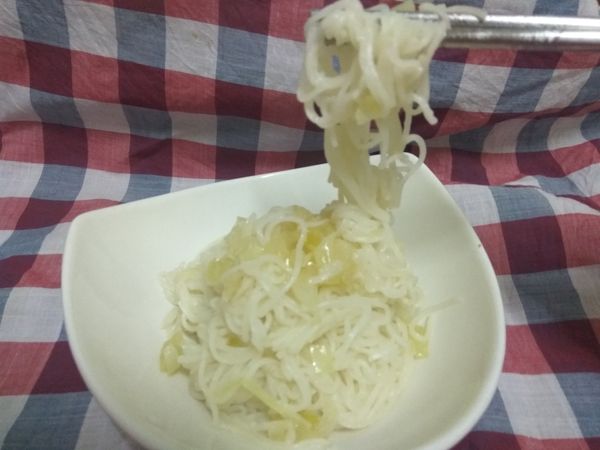 拌好後的麵線看來雖然顏色很淡，嘗來卻香氣十足。