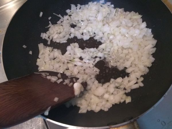 放入洋葱末拌炒到軟，顏色會變金黃色。