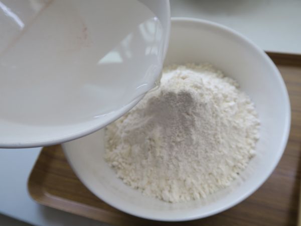 [三星蔥多餅]
低筋麵粉加入一小匙鹽巴.將熱水沖入