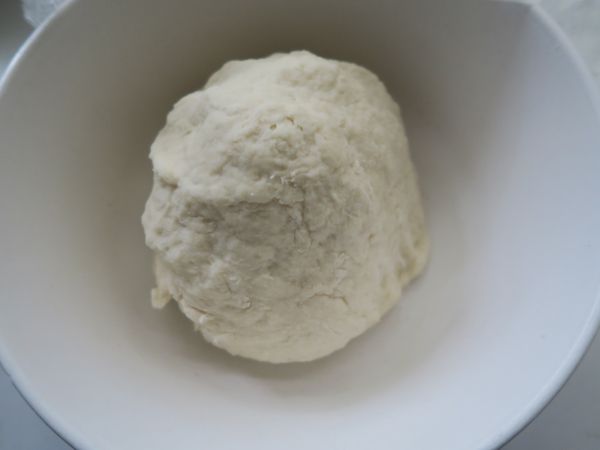 待稍微冷卻後.用手將麵糰揉成光滑狀 靜至20分鐘以上讓麵糰鬆弛
整型時麵團會回縮,代表鬆弛的時間不夠.可以蓋上擰乾的濕布再讓麵團休息5-10分鐘就會比較好操作