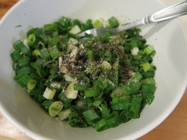 蔥段洗淨後切成蔥花.拌入少許食用油.鹽巴及黑胡椒