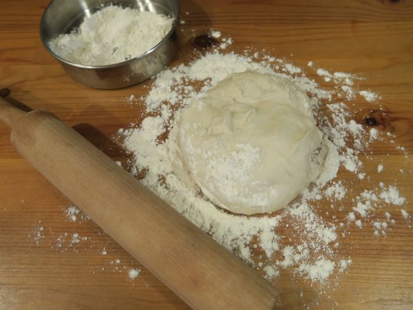 桌上灑點麵粉將麵團橄成長方形