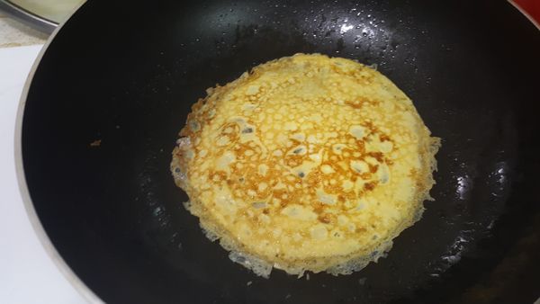 蛋汁中央出現氣泡，周邊也都稍微翹起，即可翻面，煎至熟，就可以起鍋備用。共煎4片。