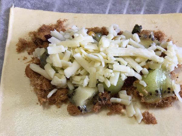 ==> 在其中一邊放置適量的
肉鬆鋪底 ➕ 蔓越莓 ➕ 奇異果 ➕ 百香果醬 ➕ 起司乳酪 ➕ 煉乳