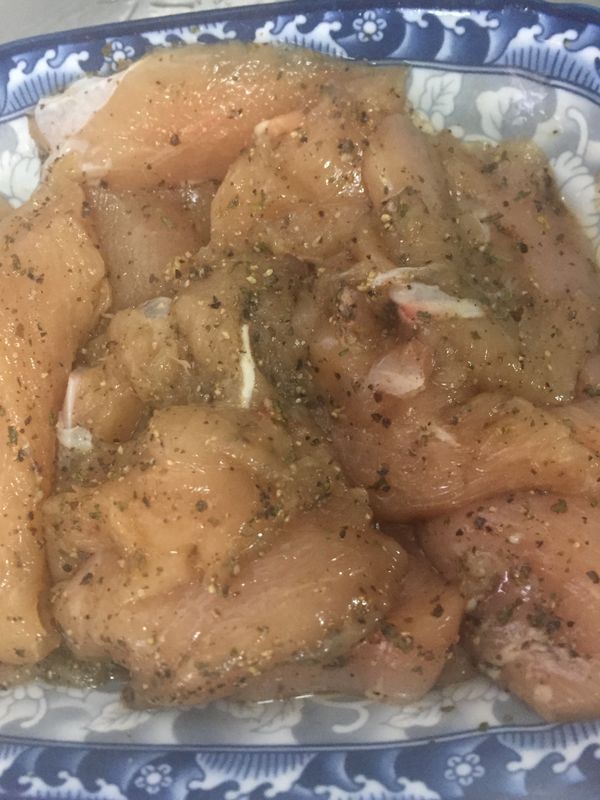 前一餐先將雞胸肉去皮、去肥油、去骨，兩面均用刀劃斜線不切斷三～四刀，加入醃料後輕輕拍打按摩，讓醃料可以更入味～