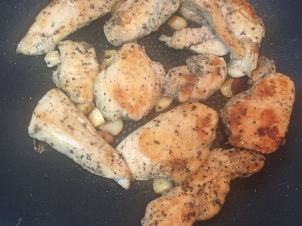 煎的過程可以用叉子戳洞，加快熟的速度，兩面金黃散發微微的焦香後即可盛盤上桌！