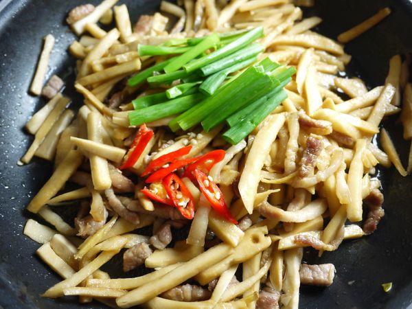 最後再加入蔥段及辣椒段翻炒即可起鍋享用。