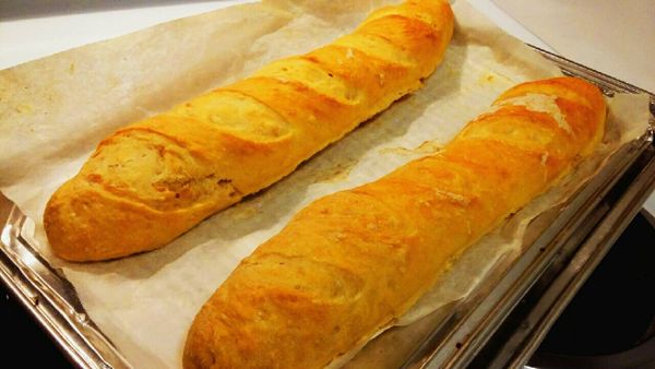 入爐前將麵糰表面噴濕, 放入烤箱烘烤20~25分鐘.