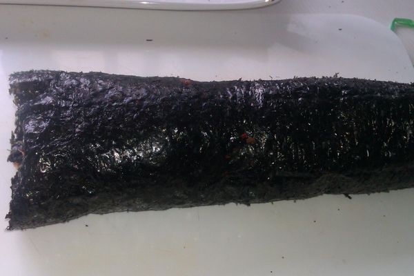 然後輕輕的將海苔慢慢捲起成一長圓條狀
