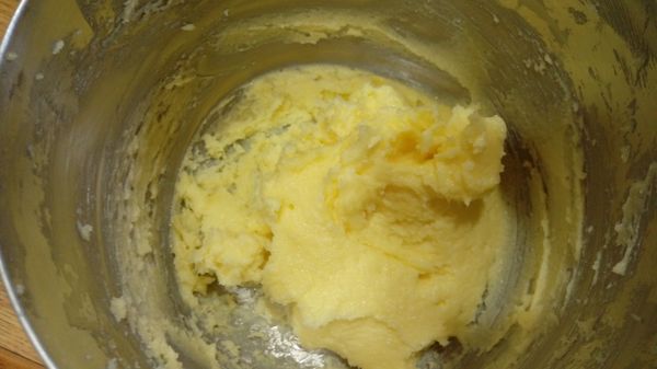 將軟化的奶油及砂糖放入鋼盆中攪拌變淡黃色.