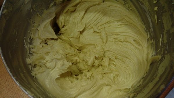 再來加入低筋麵粉及抹茶粉拌勻備用.