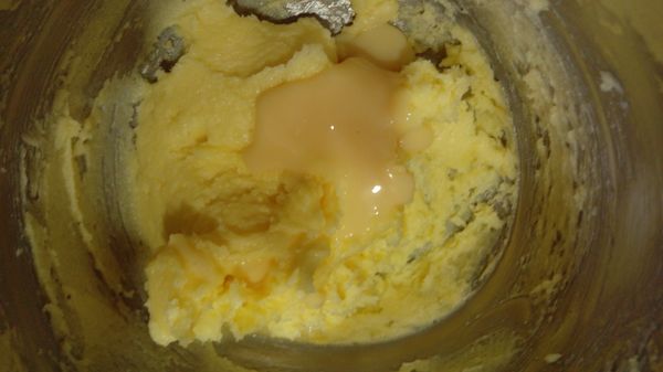 再加入煉奶拌勻.