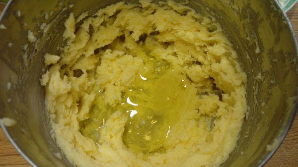 再加入蛋白拌勻.