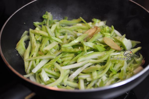 芥菜心拌炒加入熱開水轉中火悶煮約5分鐘，撈起盛盤湯汁留鍋底。
