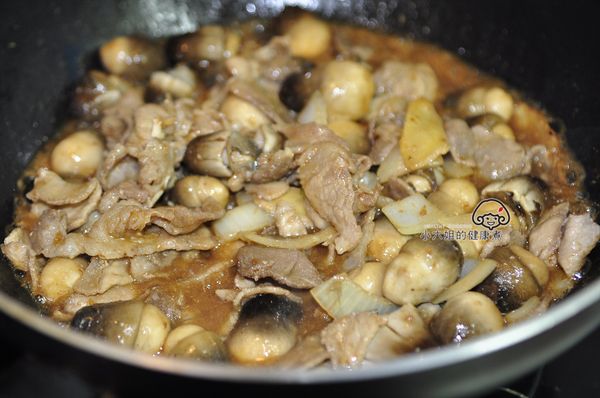 放素蠔油膏和沙茶醬和烏醋炒到收汁，因為草菇已經有煮過所以不需煮太久，使用素蠔油膏收汁比較快，再點上幾滴福壽純芝麻油，讓菜色更添油亮。