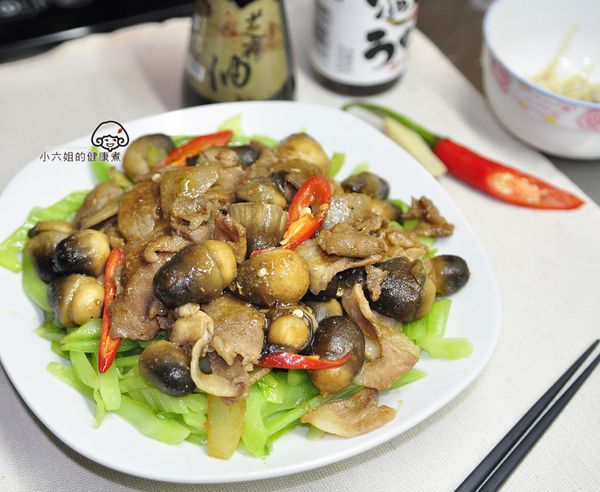 最後加入辣椒片起鍋放在芥菜上面，因為小孩不吃辣，吃辣的可以在爆香薑片時就加入辣椒一起煸香。
拍完照繼續煮另一道菜，等我再端上桌，我兒子已經吃掉1/3的肉片和草菇，當然芥菜心是完全沒動，我和老公都很喜歡芥菜心，所以不喜芥菜的朋友，也可以搭配自己喜愛的蔬菜，覺得這道菜過年或宴客上桌也不錯!!