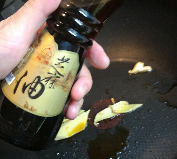 倒入福壽純芝麻油，放入薑片。