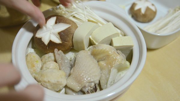 加入雞翅、火鍋料、香菇