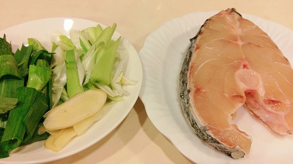 魚片洗淨後兩面都抹上鹽巴約醃製15分鐘
蒜白部份先對切在切斜片狀
蒜綠部份切小段