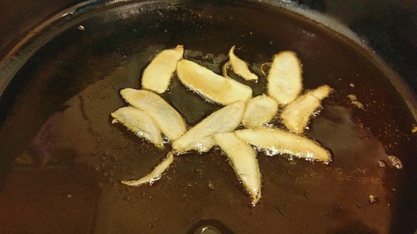 鍋內加入芝麻油及薑片
用中小火爆香薑片