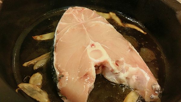 放入魚片用中小火慢煎