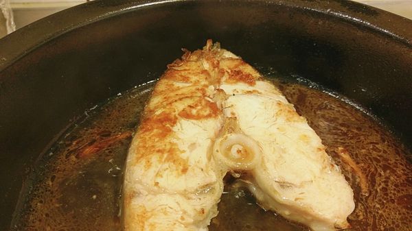 魚片兩面都煎至金黃色
加入米酒及少許的水約煨煮3分鐘入味