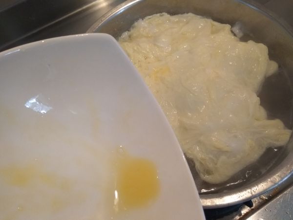 水滾了，徐徐倒入蛋液，慢慢的倒，可以讓蛋花變薄片，吃起來更美味。
