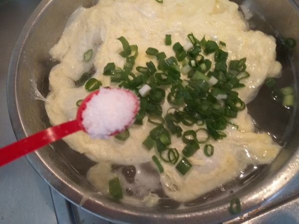 加入鹽巴、白胡椒粉調味。