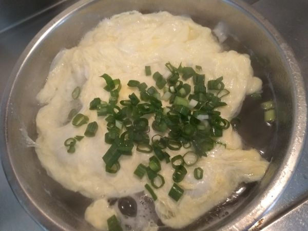 等湯再度煮滾，加入切好的葱花。